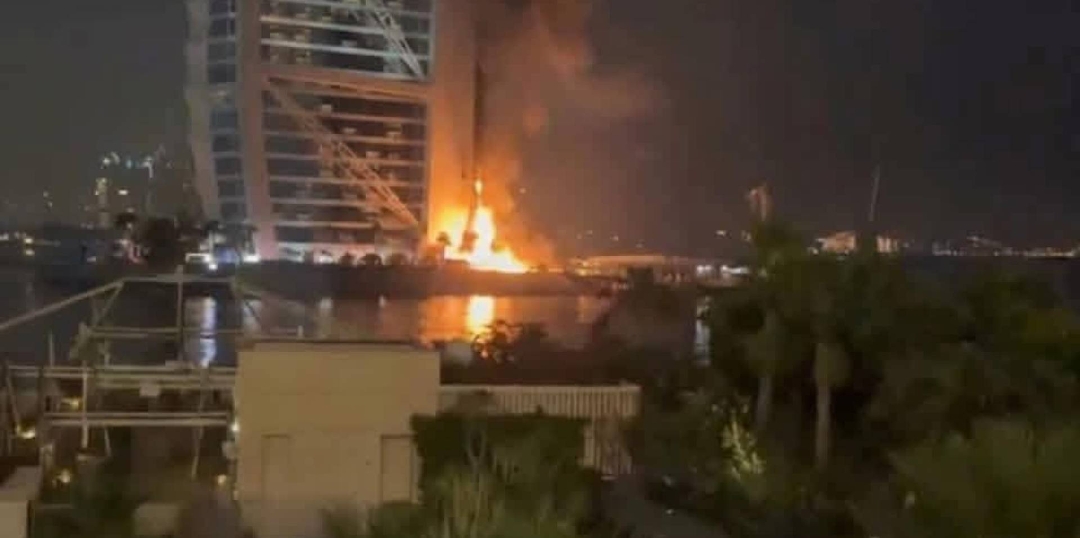 عاجل | حريق في الواجهة الخارجية لفندق برج العرب بعد اعتراض مسيّرة في دبي
