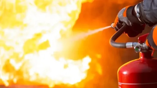 حريق يشب في منطقة الرمال بالعقبة