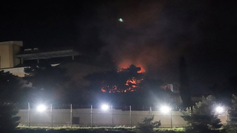 طائرة مسيّرة تستهدف خزانات الوقود بمطار الكويت واندلاع حريق بالموقع