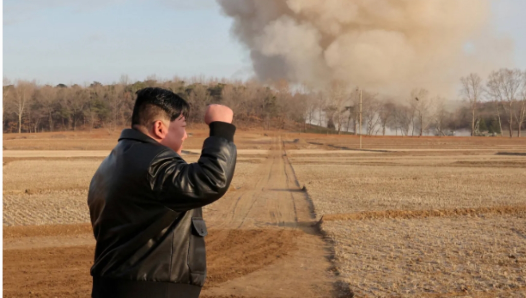 زعيم كوريا الشمالية يشرف على تجربة إطلاق قاذفات صواريخ متعددة