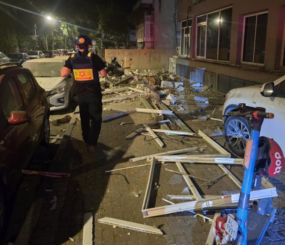 قتيلان وإصابات ودمار في تل أبيب بعد هجوم صاروخي إيراني