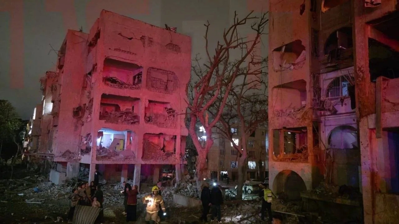 إعلام عبري: تضرر 20 مبنى في عراد جراء الصاروخ الإيراني