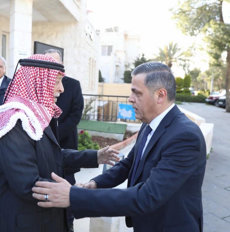 مندوبا عن الملك وولي العهد...العيسوي يعزي آل عبد الجابر