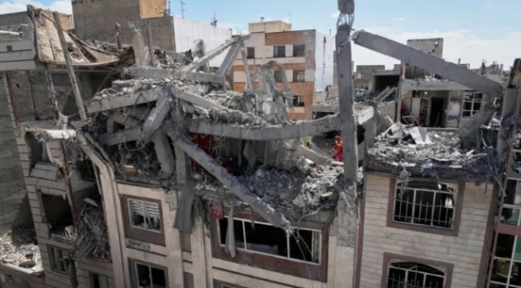 غارات إسرائيلية على طهران وصواريخ إيرانية تستهدف جنوب إسرائيل