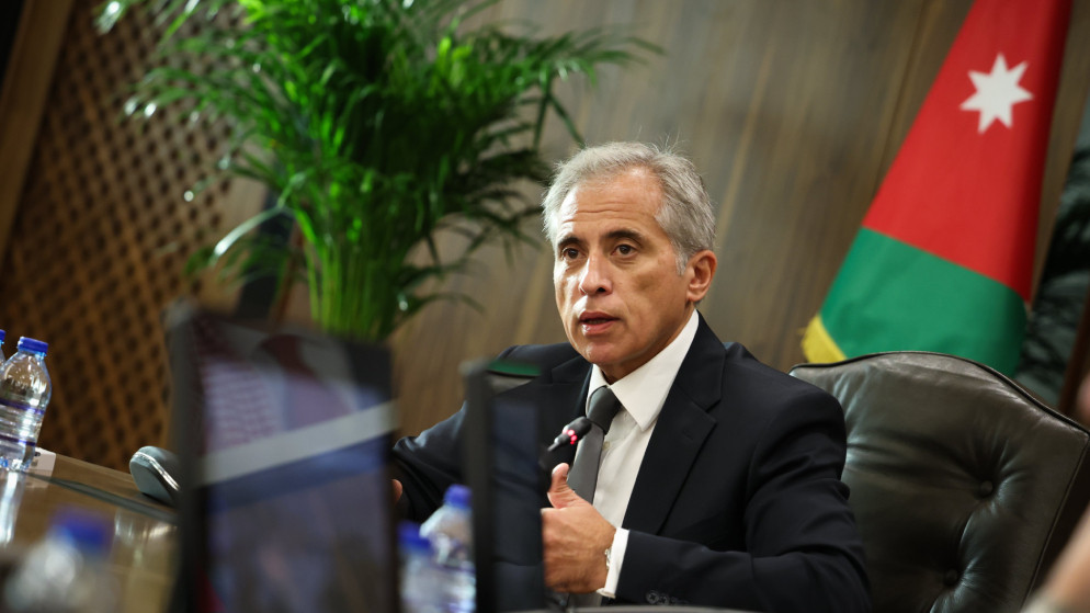 حسان يفرض إجراءات تقشف صارمة على الحكومة 