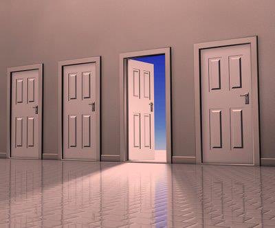 بين “المومني الوزير” و”المومني مدير الهيئة”… بابٌ مفتوح وآخر مغلق