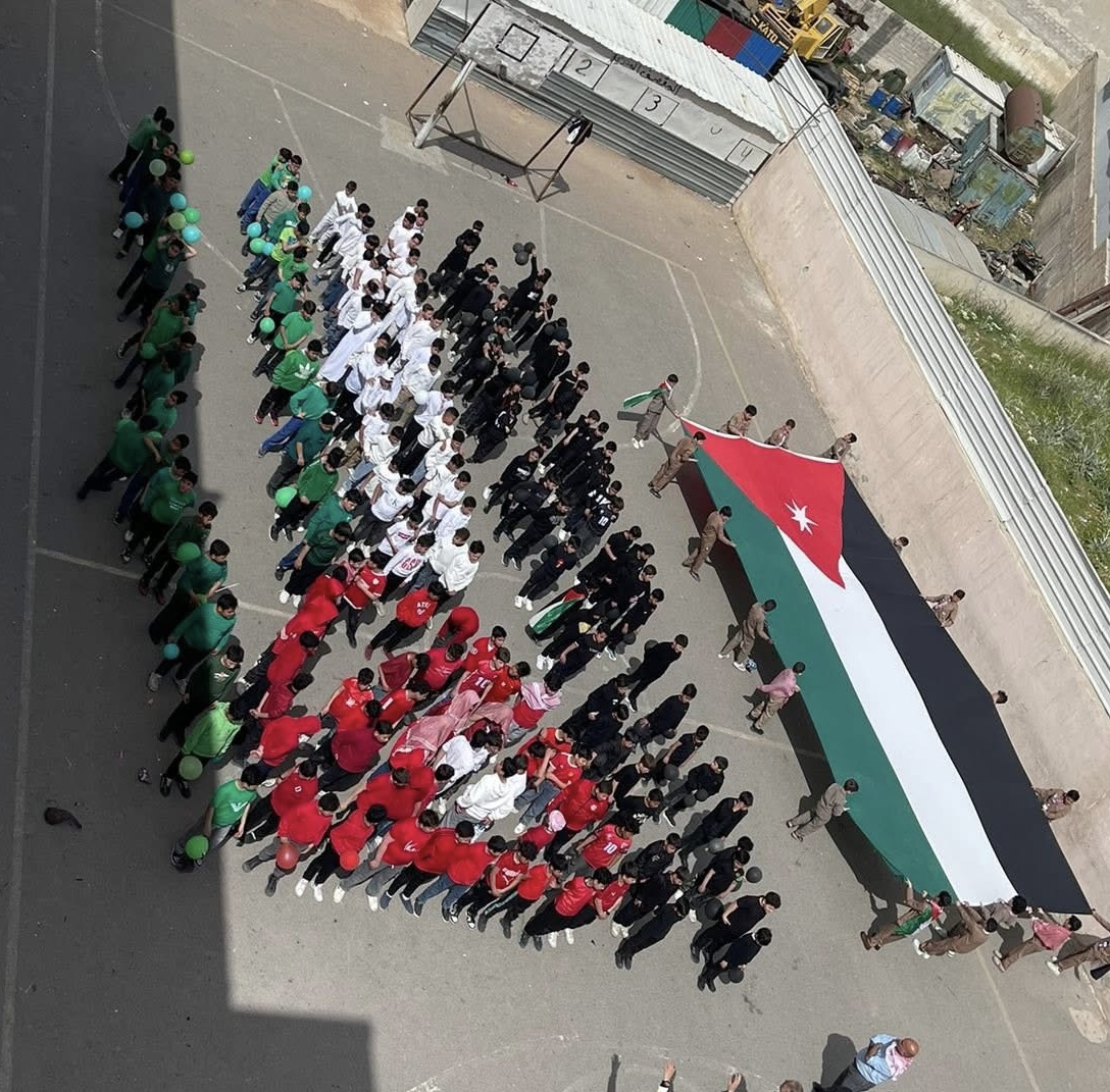  أبو علندا .. طلبة سوريون يحتفلون بيوم العلم الأردني