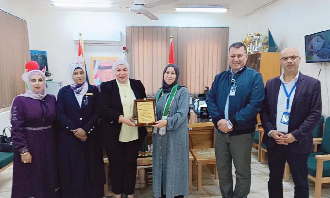 الشطناوي تكرم المعلمة تهاني بواعنة لتميزها في فعاليات يوم العلم الأردني في مدرستها