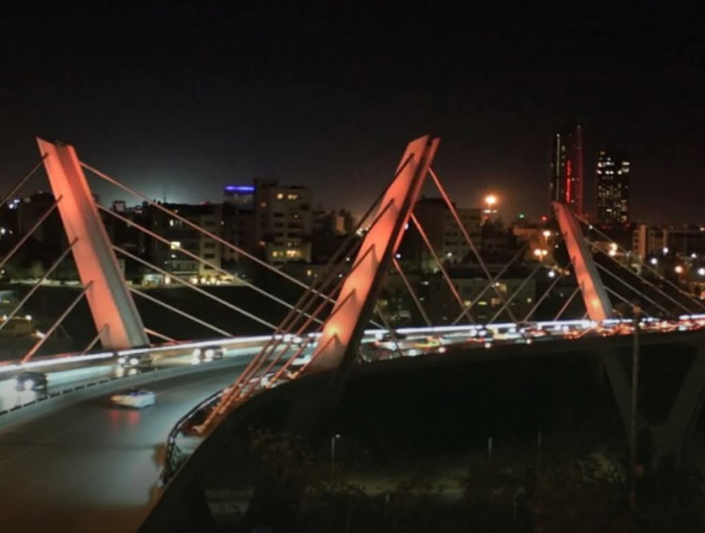 الأجهزة الأمنية تتعامل مع حادثة سقوط فتاة من جسر عبدون