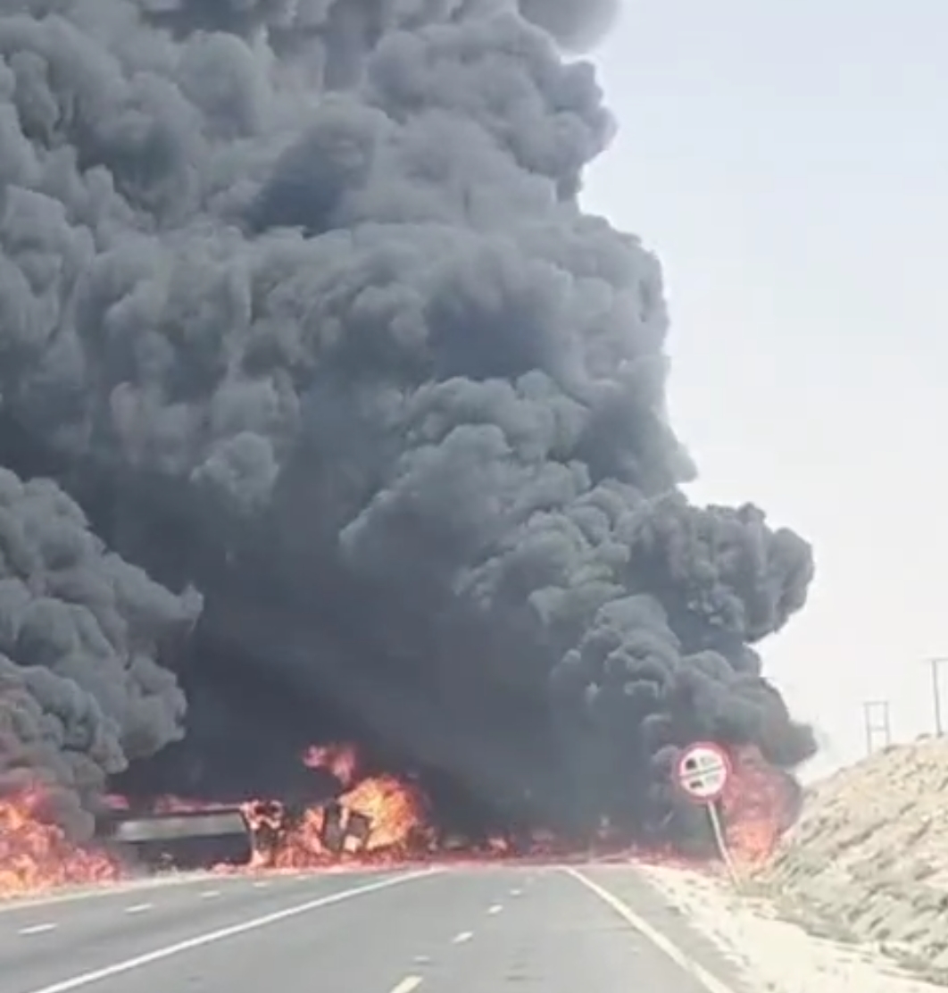 حادث تصادم واحتراق صهريج وثلاث شاحنات في السواقة وإصابة شخص