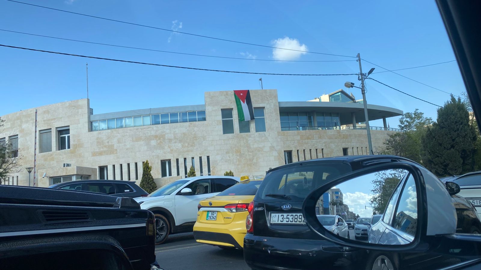 العلم الأردني بالمقلوب في المؤسسات الحكومية… أخطاء متكررة رغم التعليمات