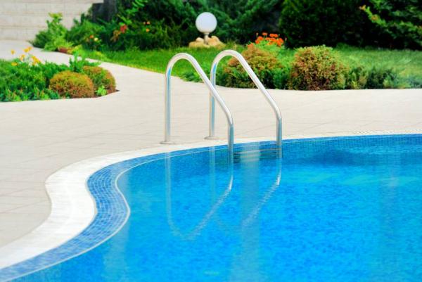 أردنيون يتندرون على فتح المسابح الخارجية في مربعانية الشتاء