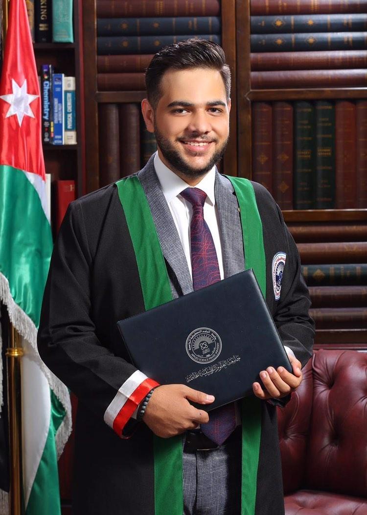 الحجاوي يهنئون ابنهم سيف بمناسبة تخرجه