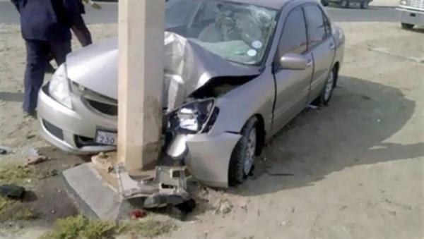 وفاة واصابتان باصطدام مركبة بعامود كهرباء في عمان