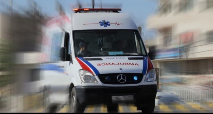 إصابتان في اصطدام مركبة بجدار على طريق المطار