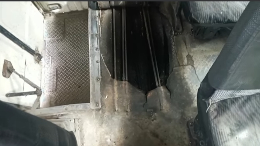  بالفيديو  باص للنقل العام يعرض حياة الركاب الى الخطر في مدينة الزرقاء