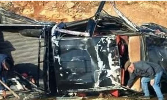 وفاة طفل و إصابة 3 أشخاص من عائلة واحدة بحادث تدهور مركبة