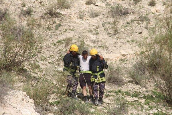 إنقاذ شخصين علقا أسفل مقطع صخري في معان