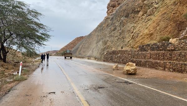 انجراف حجارة وأتربة على طريق صياغة البحر الميت