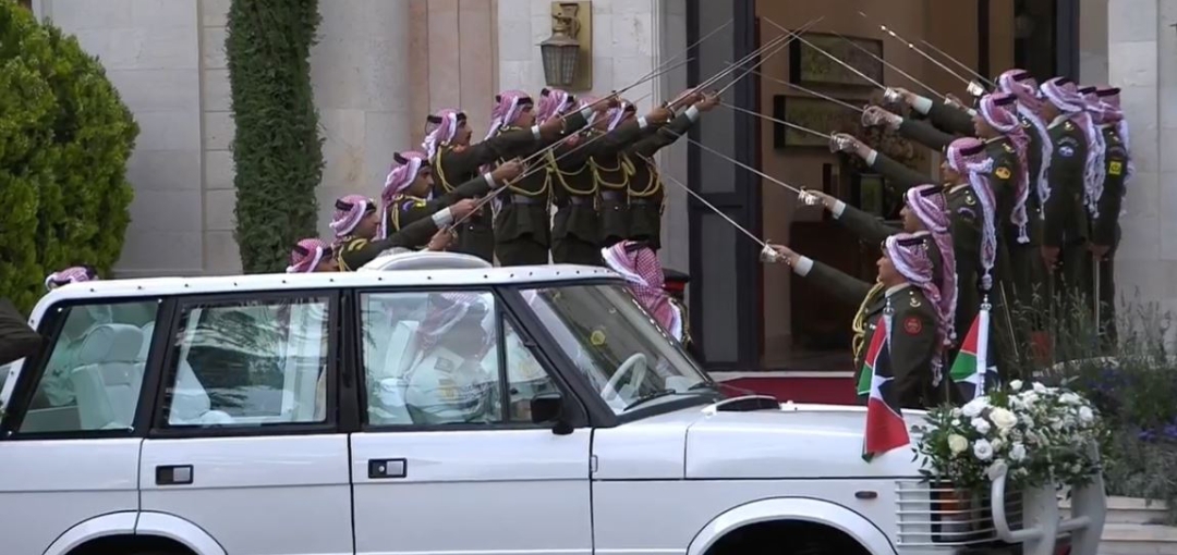 الملك يحيي الأردنيين الذين احتشدوا لتهنئة ولي العهد بالزفاف