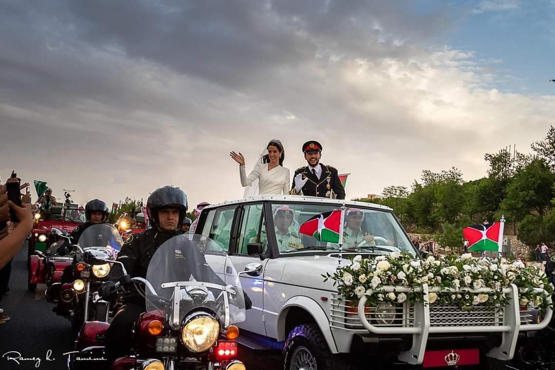 الملكة عبر انستغرام : أحلى العرسان حسين ورجوة