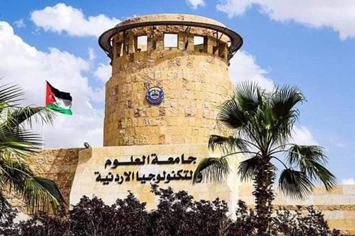 طالب وافد يقدم على ضرب مدير أمن جامعي في التكنولوجيا بـ  القنوة  !