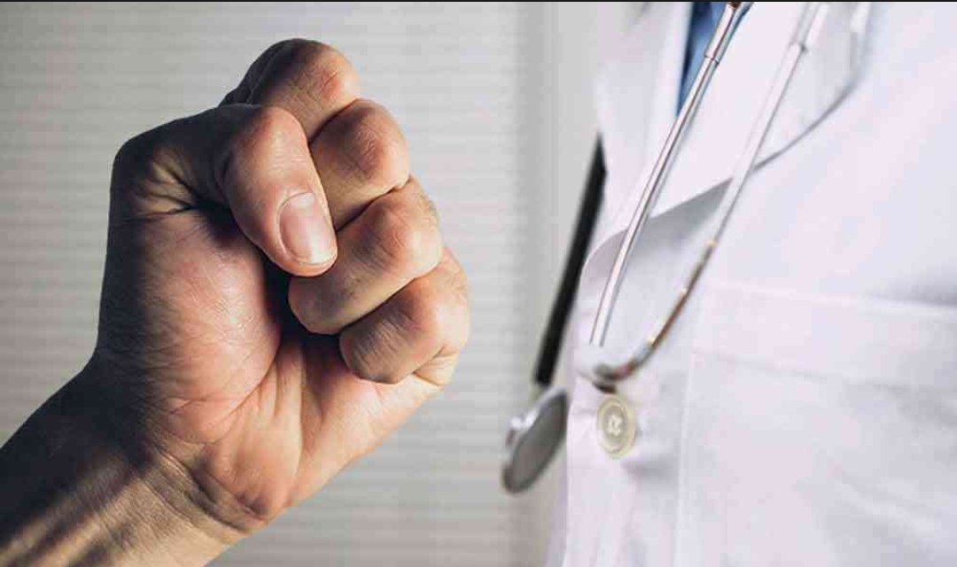 ضرب وشتم طبيب أثناء عمله بمستشفى في إربد