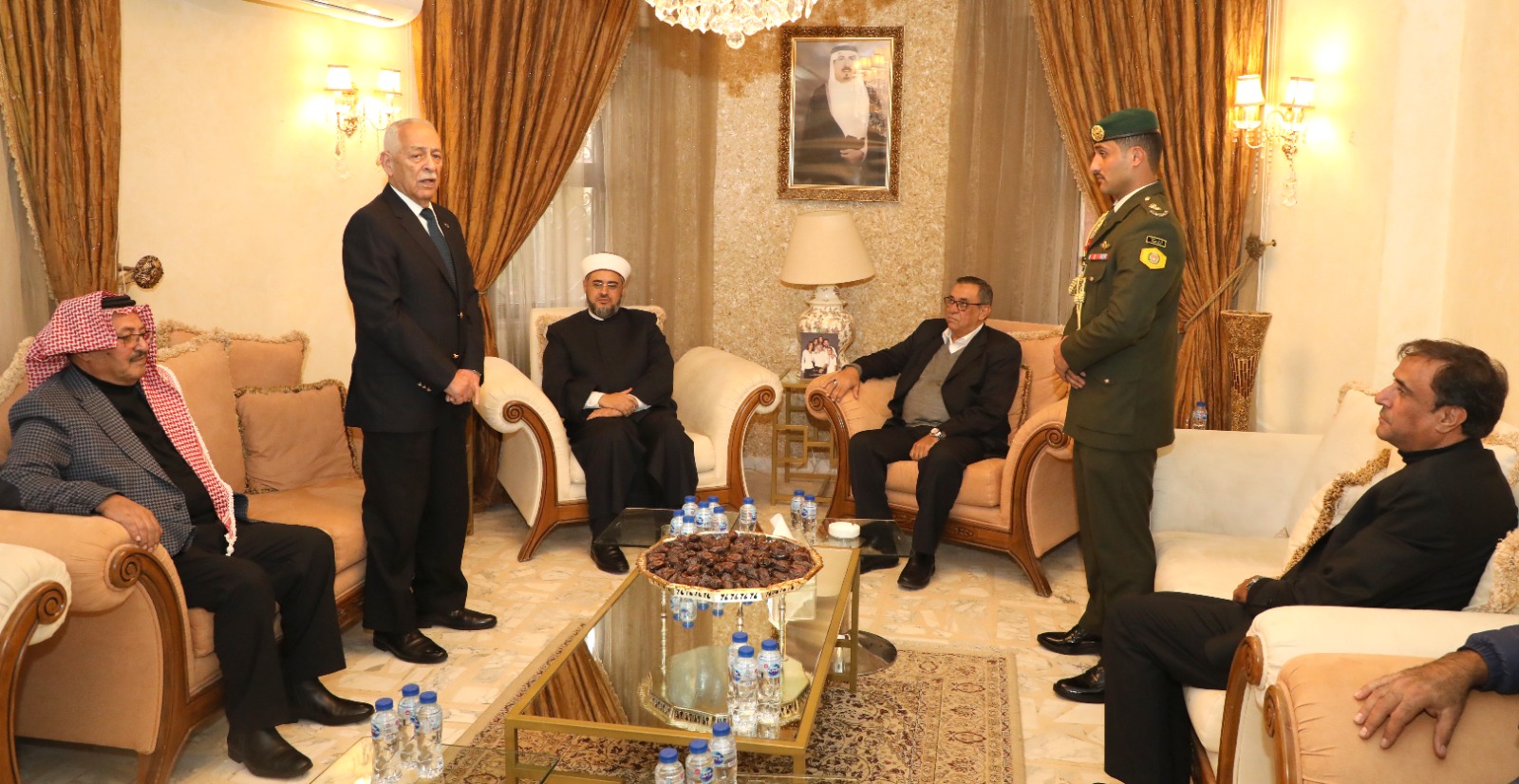 مندوبا عن الملك وولي العهد العيسوي يعزي آل اللهميق.
