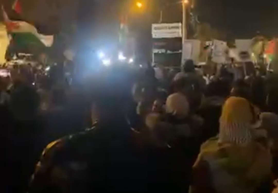 عاجل - اعتصام حاشد قرب سفارة الولايات المتحدة: أمريكا رأس الارهاب