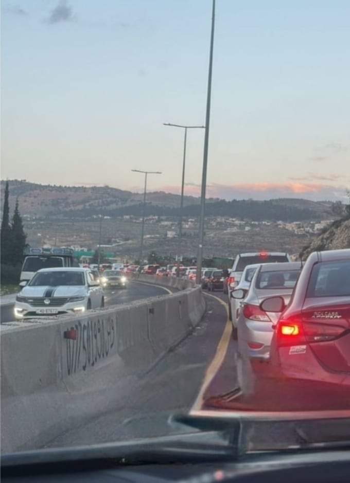 حادث سير على طريق اربد عمان يتسبب بأزمة سير خانقة