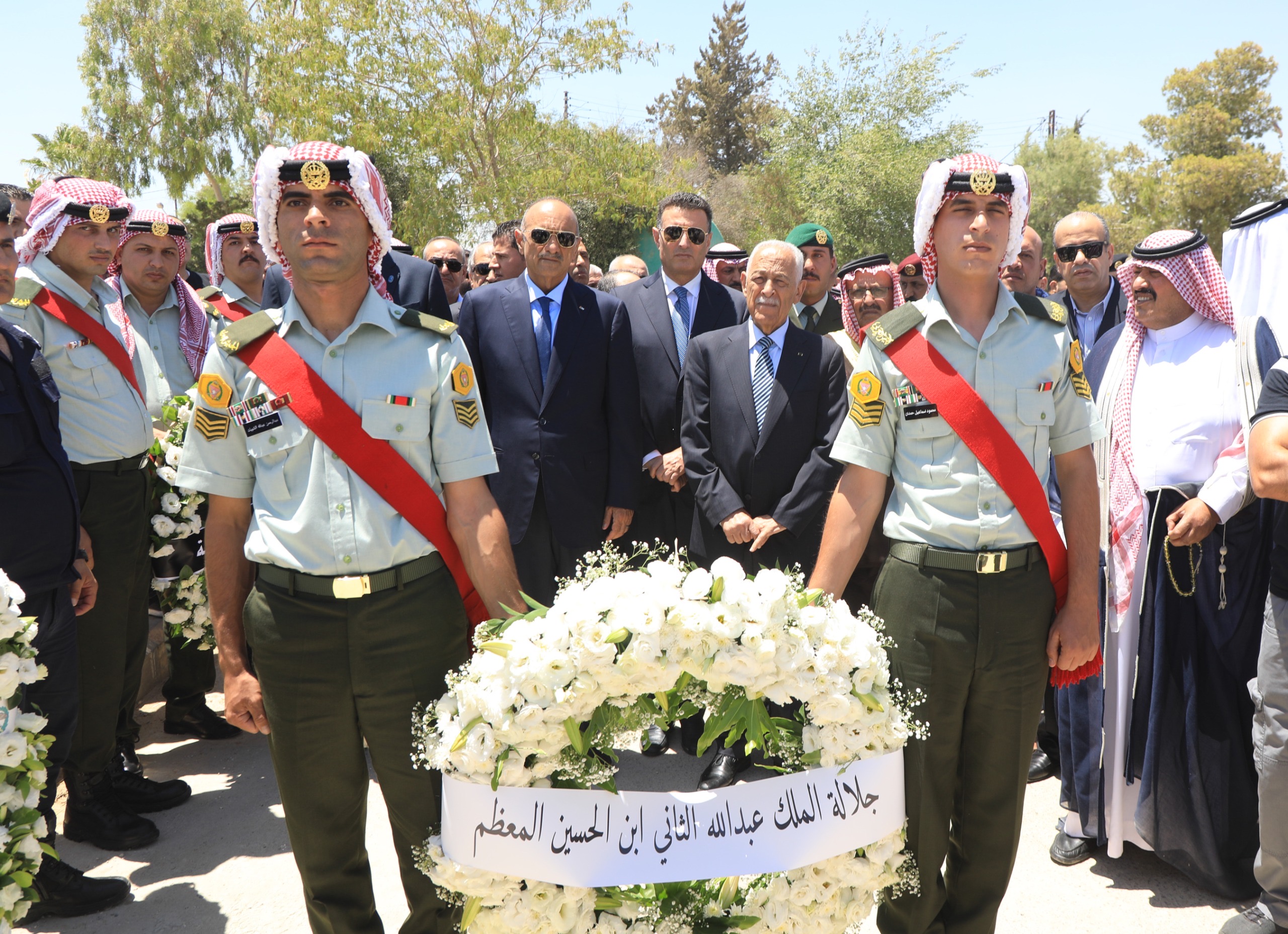 مندوبا عن الملك وولي العهد.. العيسوي يعزي عشيرة الحنيطي - صور