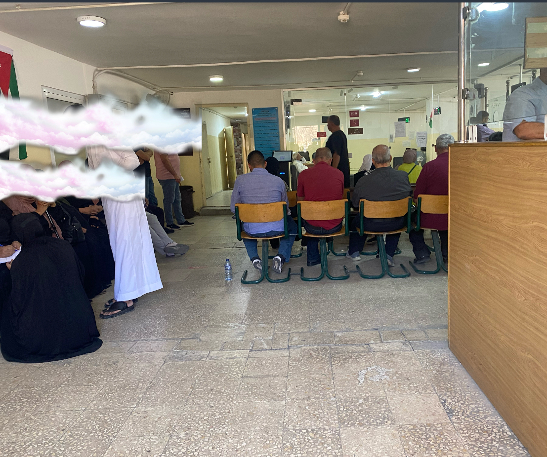 اكتظاظ لدى كتّاب العدل في محكمة جنوب عمان يثير استياء المواطنين - صورة
