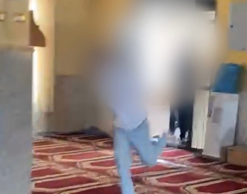 أمن إربد يحدد هوية متورطين بانتهاك حرمة مسجد ويلاحقهم قانونياً