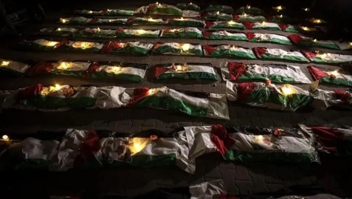 غزة .. وداع مؤثر لرفات 100 فلسطيني من ضحايا الإبادة