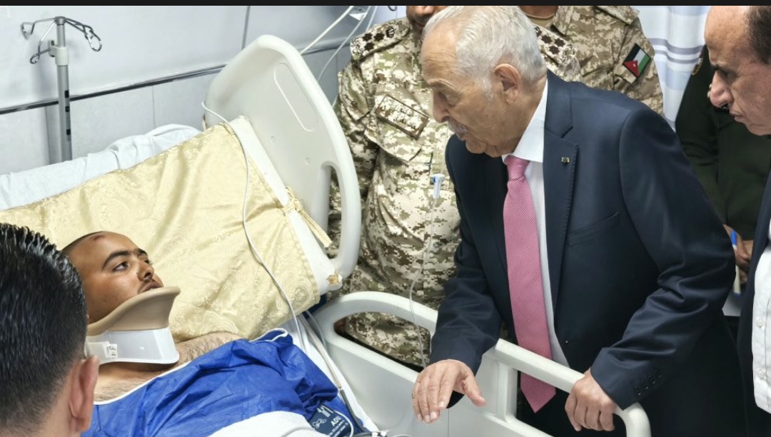 بتوجيهات ملكية.. العيسوي يزور مصابي حادث حافلة مكلفي خدمة العلم