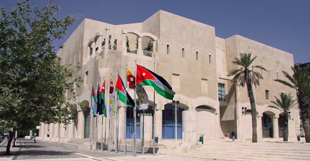 أمانة عمّان تباشر إزالة عوائق الأشجار عن الأرصفة لتعزيز سلامة المشاة