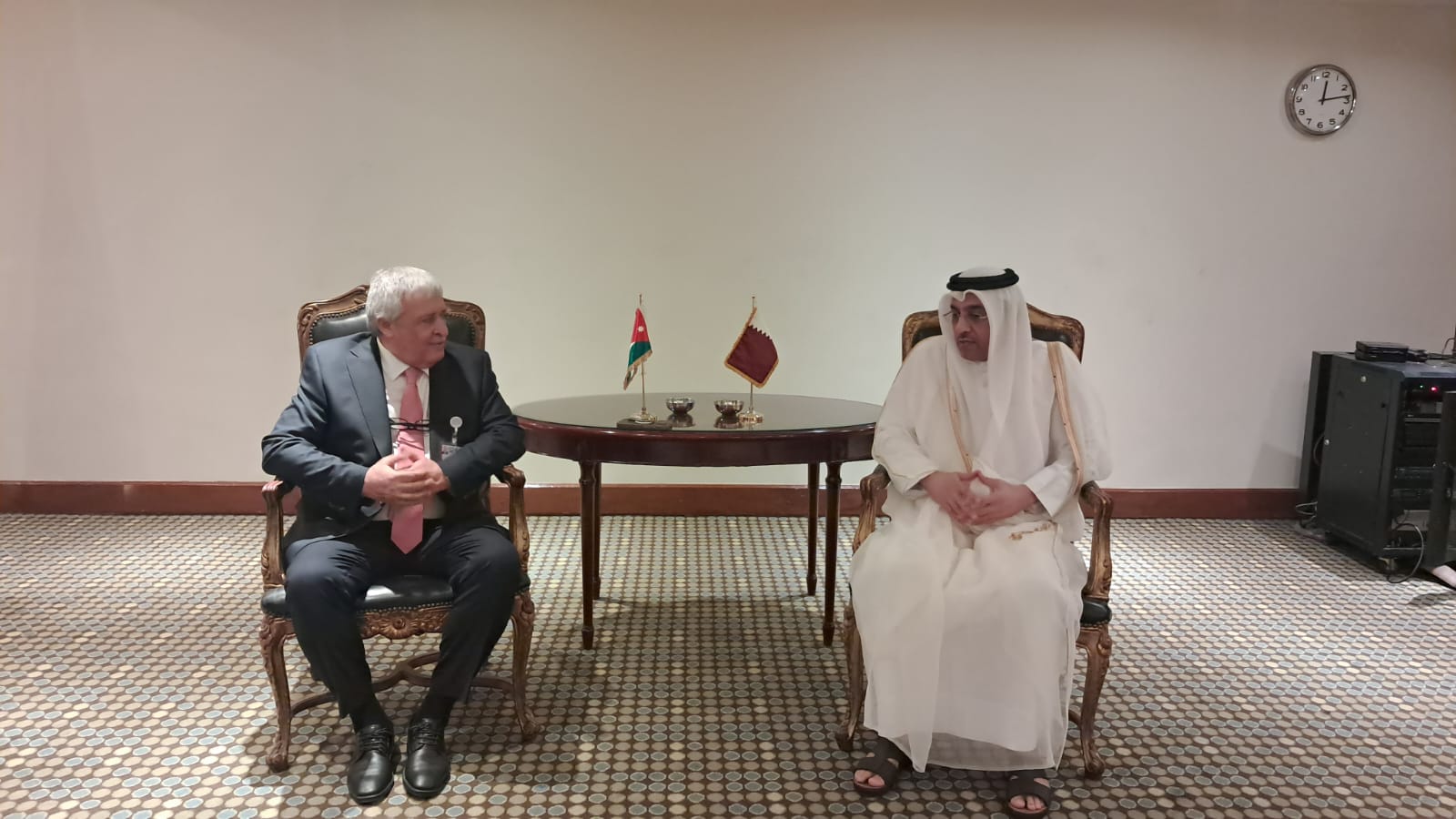 القطامين يلتقي نظيره القطري في القاهرة