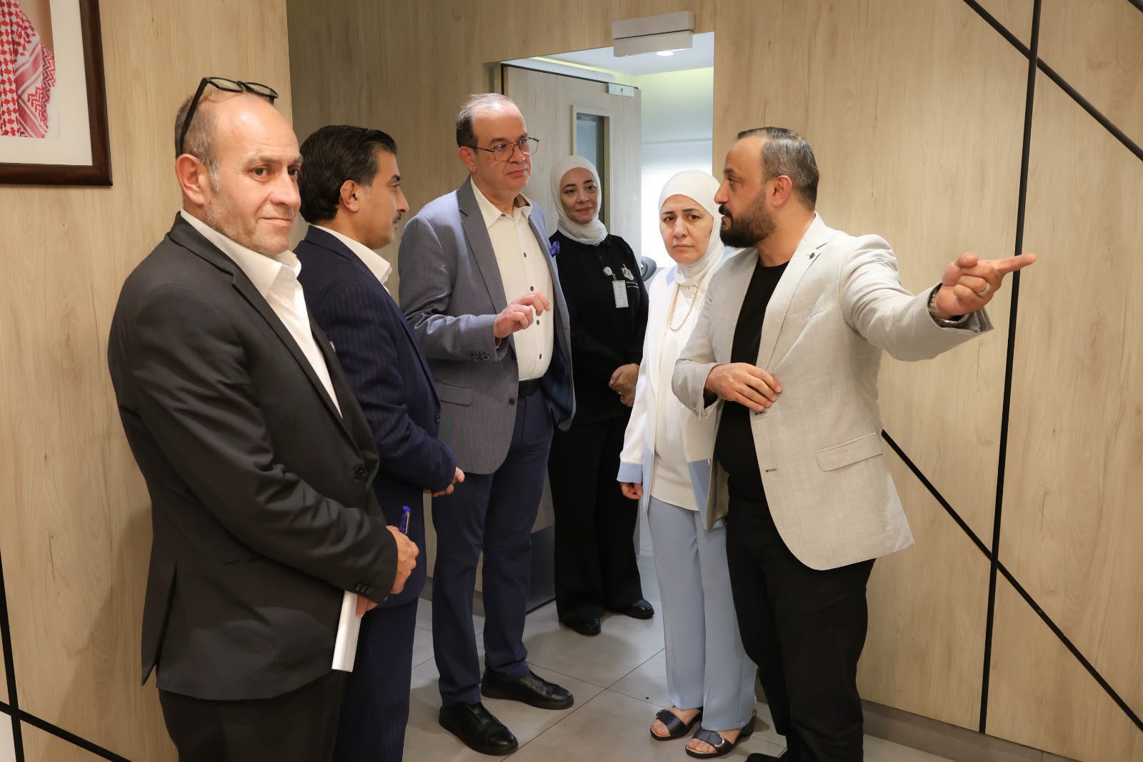 وزير الاقتصاد الرقمي يطلع على سير العمل في مركز الخدمات الحكومية الشامل بالعقبة
