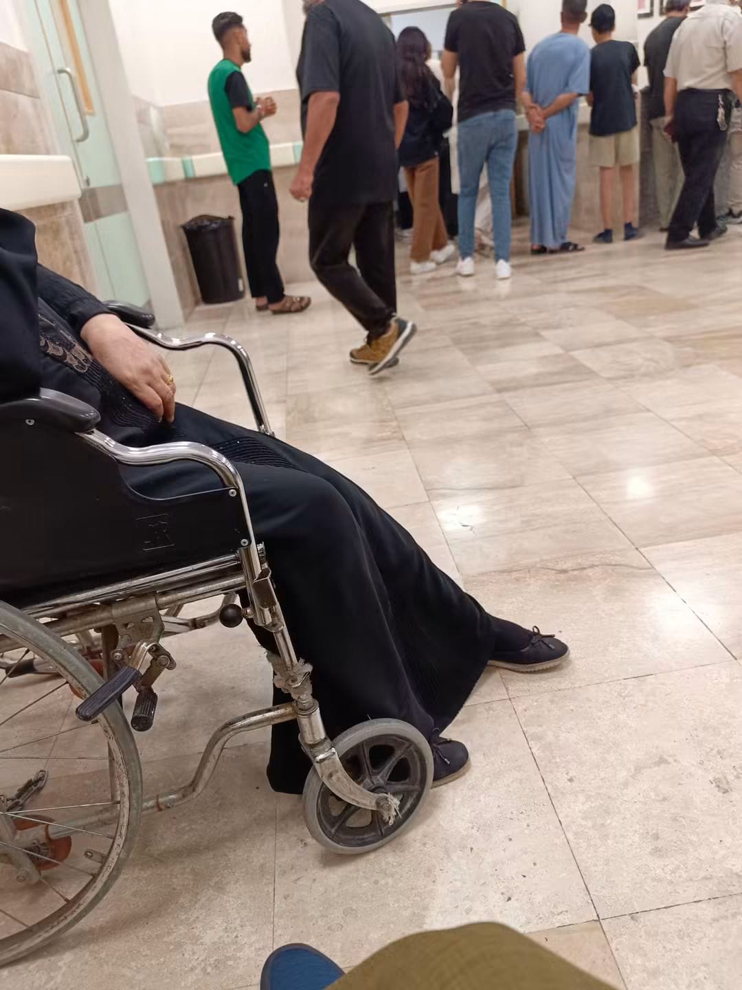 أزمة نقص الكراسي المتحركة وصعوبة نقل المرضى ترهق مراجعي طوارئ بسمة بإربد