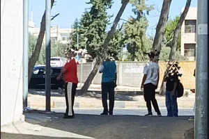 تجمعات طلابية خارج مدرسة شفيق الرشيدات تثير شكاوى اهالي الحي  في إربد