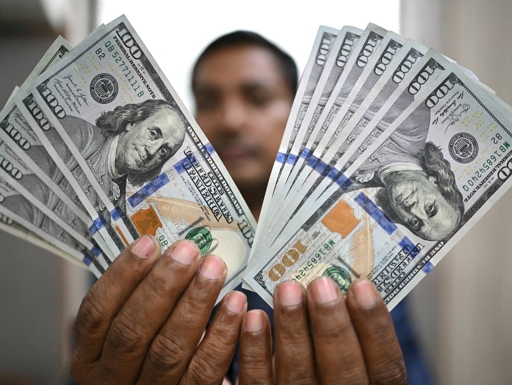 الحكومة تقترض 700 مليون دولار عبر طرح سندات خزينة