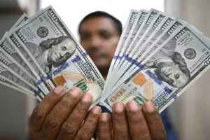 الحكومة تقترض 700 مليون دولار عبر طرح سندات خزينة